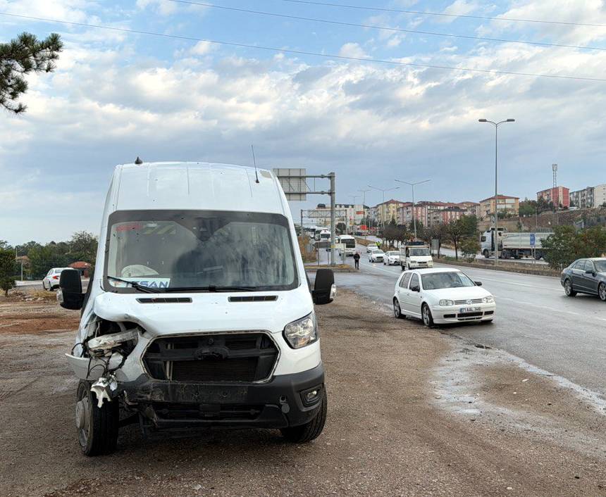 Kırıkkale'de işçi servisi ile otomobil çarpıştı: 11 yaralı 10